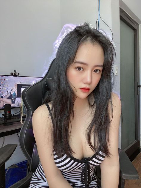 爽好大奶出來了動漫