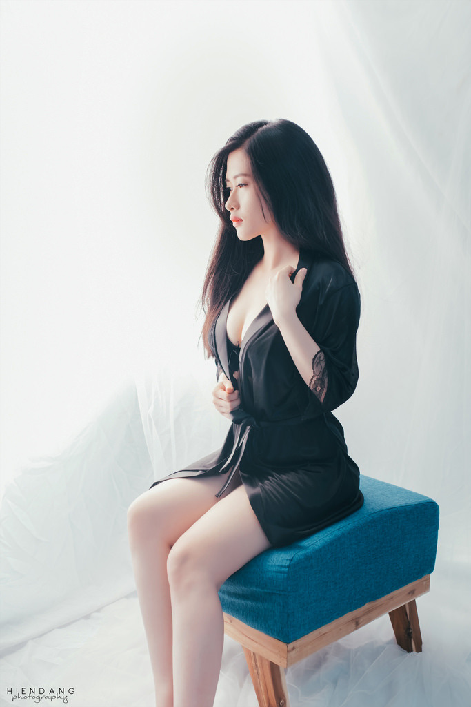 老婦與子交廚房